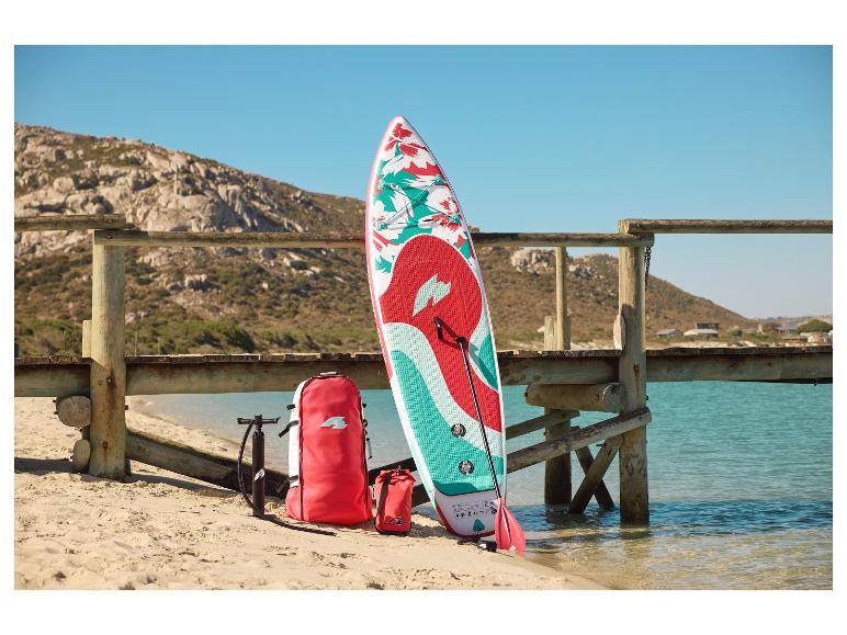 Nafukovací paddleboard, batoh a pumpa: vybavení na pádlování v létě.