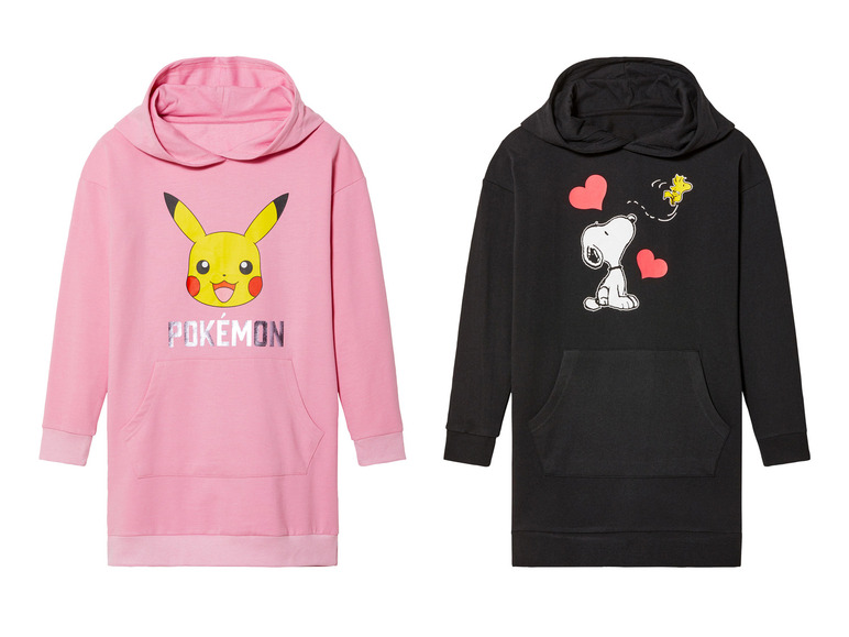 Dvě mikiny s kapucí, růžová s obrázkem Pikačua a logem Pokémon, černá s obrázkem Snoopyho a Woodstocka.