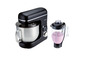 Černý kuchyňský robot Silvercrest s mixérem naplněným smoothie.