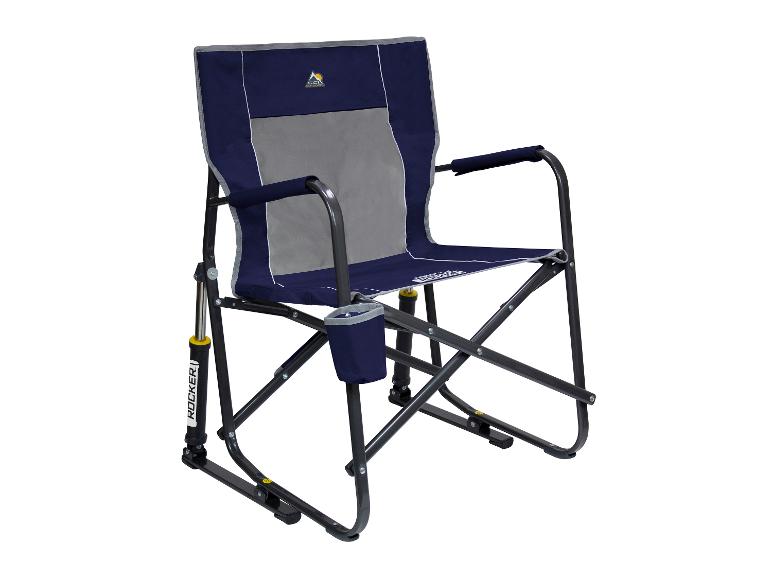 Modré skládací křeslo GCI Outdoor s držákem na pohár.