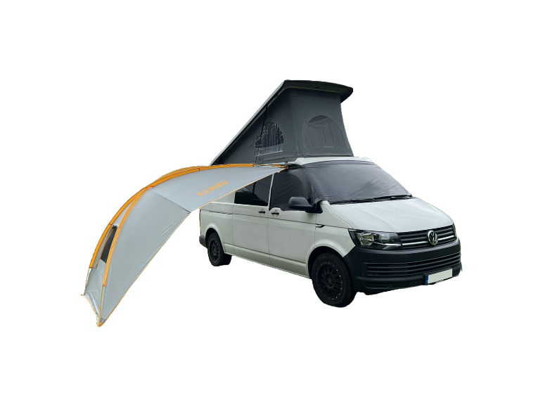 Bílý Volkswagen Transporter s rozloženým markýzou a střešním stanem.