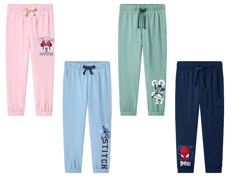 Čtyři páry dětských tepláků: růžové s Minnie Mouse, světle modré se Stitchem, zelené s Mickey Mouse a tmavě modré se Spideym.