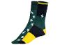 Dva páry ponožek, jeden se zelenými a bílými pruhy, jeden s černými, žlutými a zelenými pruhy.