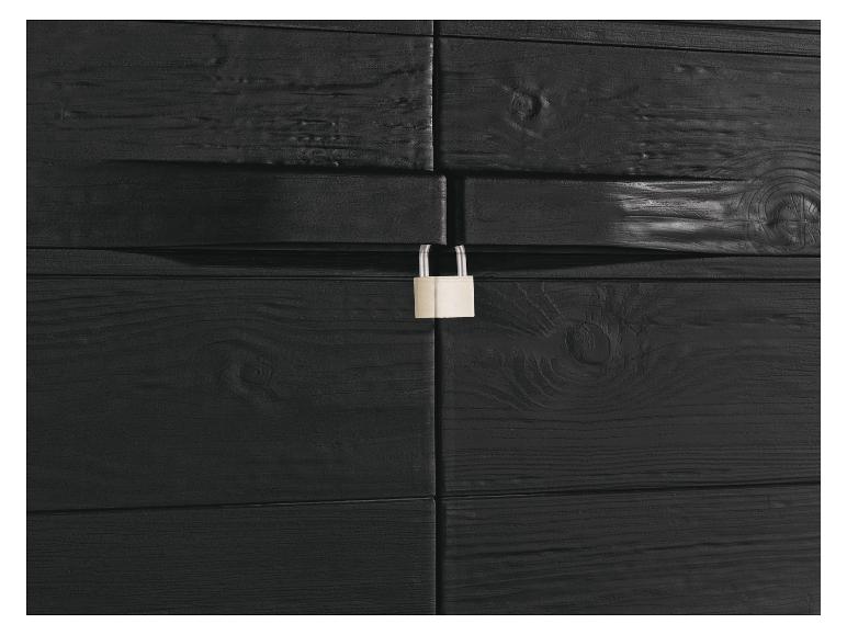 Černý dřevěný panel s bílým zámkem.