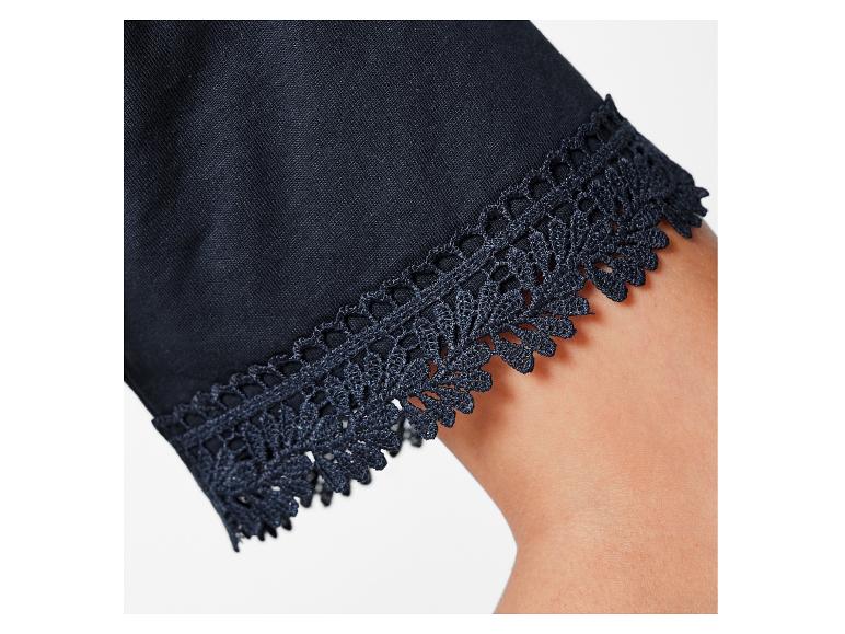 Detail tmavě modrého topu s krajkou.