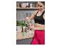 Žena ve sportovním oblečení používá mixér Silvercrest na přípravu smoothie.