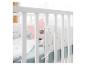 Dětská postýlka s bílým povlečením s hvězdami a měsícem a růžovým polštářem.