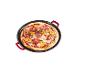 Pizza se salámem, paprikou a červenou cibulí v kulaté pečicí pánvi.