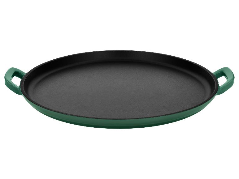 Zelená litinová pánev na paellu s černým vnitřkem.