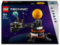Model LEGO Technic planety Země a Měsíce v oběhu kolem Slunce.