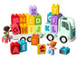 Lego Duplo hračky s nákladním autem a kostkami s písmeny.