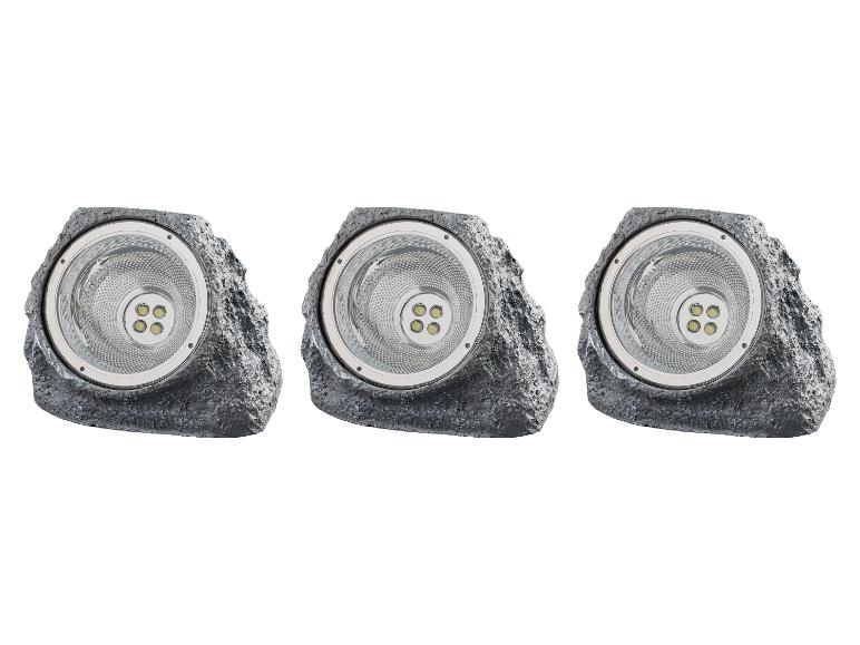 Tři šedé kamenné solární LED lampy.