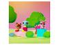 Tři figurky zvířat Littlest Pet Shop, liška, sova a jelen, ve stylizovaném lesním prostředí.