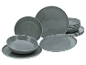 Šedá souprava nádobí: ploché talíře, hluboké talíře a misky.