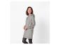 Žena v šedých mikinových šatech s kapucí s textem „U.S. GRAND POLO“ na rukávu.