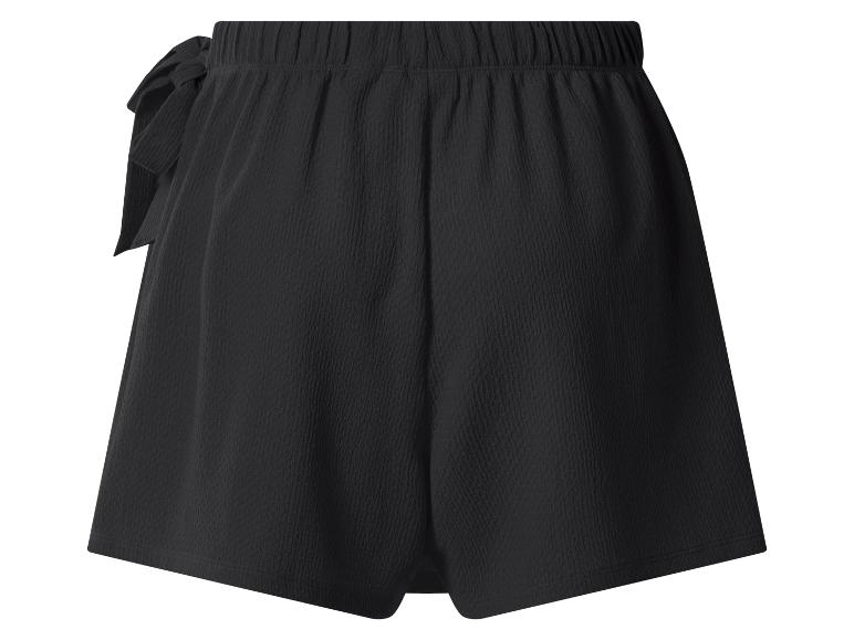 Černé šortky s elastickým pasem a ozdobnou mašlí.