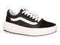 Černé tenisky Vans Old Skool s tlustou bílou podrážkou.