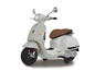 Bílý skútr Vespa s hnědým sedadlem.