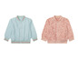 Dvě bomber bundy pro holky, jedna světle modrá a druhá růžová s květinovým vzorem.