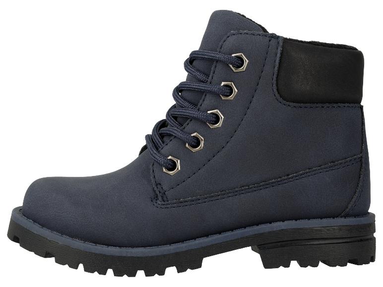 Tmavě modrá šněrovací bota s tlustou podrážkou, na bílém pozadí.