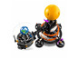 Model sluneční soustavy LEGO Technic se Zemí a Sluncem.