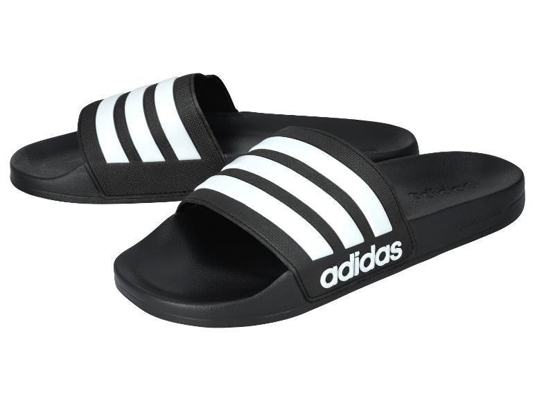 Černé Adidas pantofle se třemi bílými proužky.