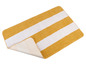 Koupelnová podložka s bílými pruhy na žlutém podkladu.
