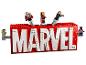 Lego Marvel logo s minifigurkami Hulka, Thora, Iron Mana, Black Widow a Captain America.