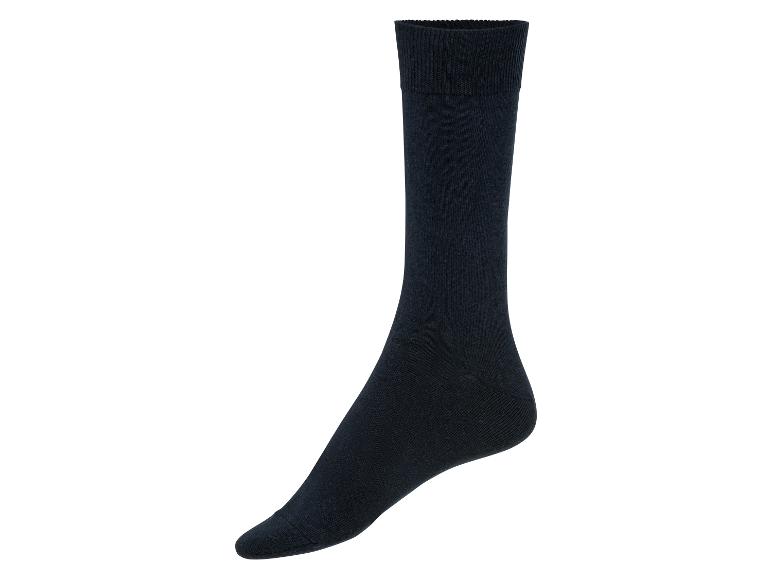 Pár tmavých ponožek.
