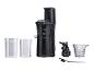 Černý set pomalého odšťavňovače s odměrkami a čisticím kartáčkem.