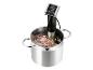 Zařízení na vaření sous vide SilverCrest s kouskem masa v hrnci s vodou.