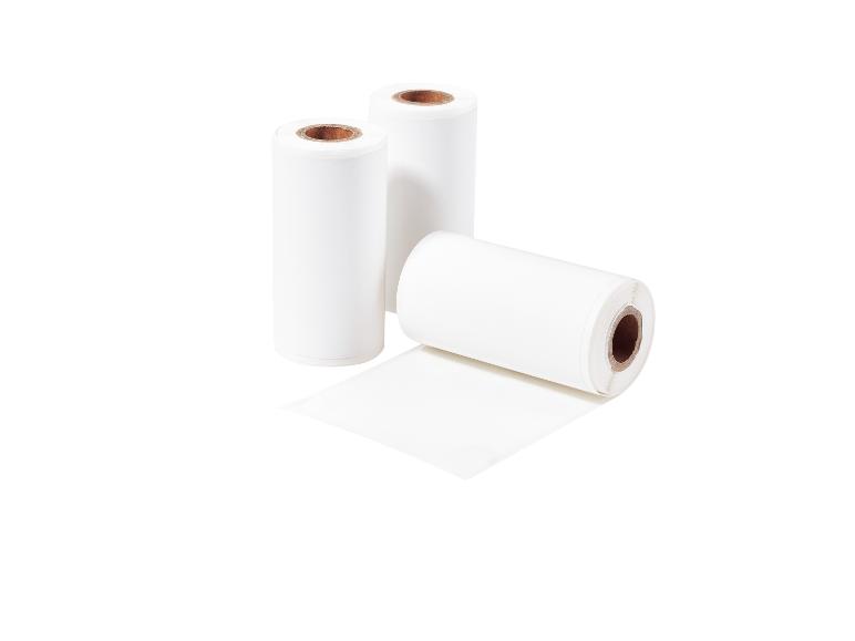 Tři role bílého termopapíru pro pokladny nebo tiskárny etiket.