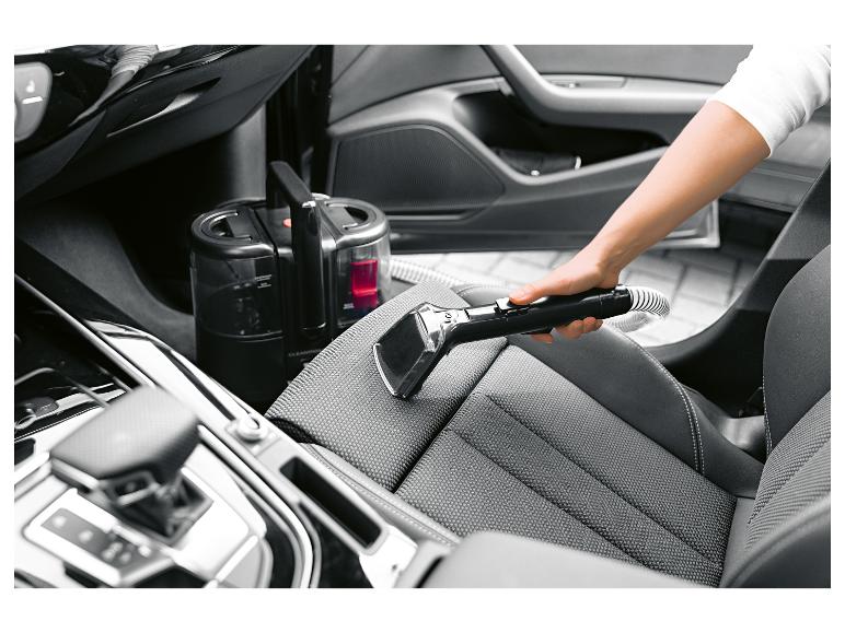 Ruční čistič textilu čistící autosedačku.