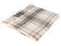 Skládaná deka s kostkovaným vzorem a třásněmi.