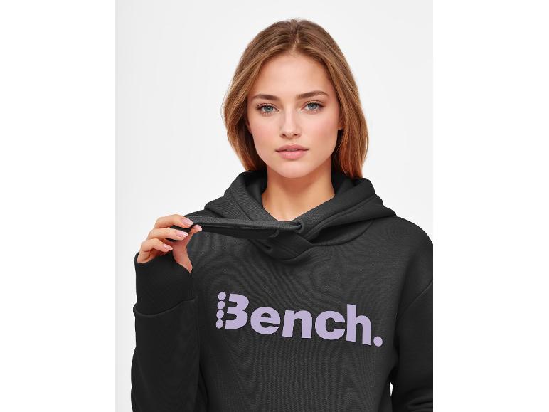 Žena v černé mikině s kapucí Bench.