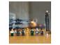 Sedm LEGO minifigurek s tématikou Duny stojí na dřevěném stole.