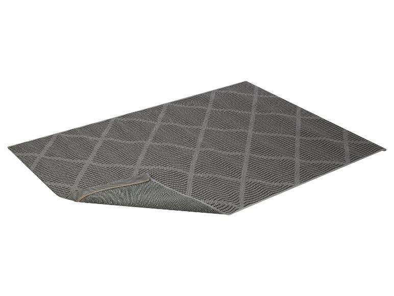 Šedý venkovní koberec s geometrickým vzorem.