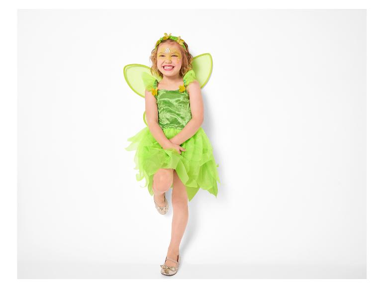 Usměvavá dívka v zeleném kostýmu víly s křídly a malováním na obličej.