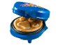Vaflovač s motivem Paw Patrol a hotovým vaflem ve tvaru tlapky.