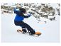 Dítě snowboardista nosí helmu Crivit, brýle a modrou bundu.
