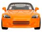 Oranžové hračkové auto, pravděpodobně Honda S2000.