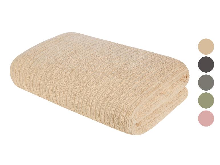 Strukturované froté ručníky, dostupné v několika barvách.