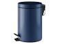 Modrý odpadkový koš s pedálem.