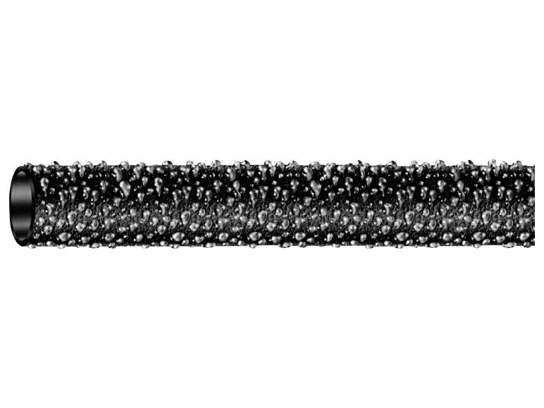 Černá trubka s kapkami vody na povrchu
