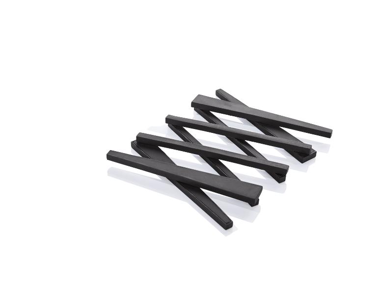 Černé tužky na bílém pozadí.