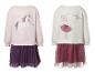 Dvoje dětské šaty: růžové s jednorožcem a bílé s balerínou.