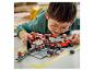 Dítě si hraje se sadou Lego Speed Champions Ferrari pit stop.