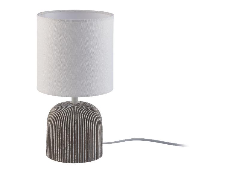 Designová stolní lampa s bílým stínidlem a šedou keramickou základnou.