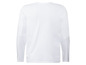 Bílé tričko s dlouhým rukávem.