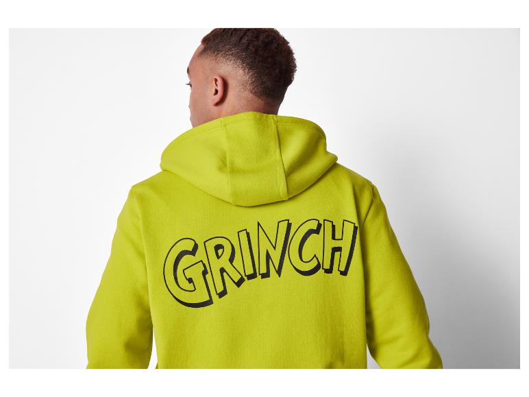 Muž v limetkově zelené mikině Grinch s kapucí, pohled zezadu